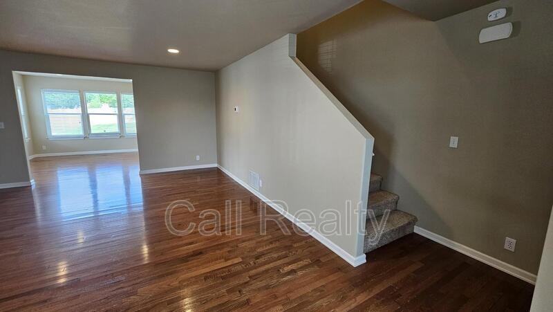 7813 S Parway Ln - Photo 4 of 17
