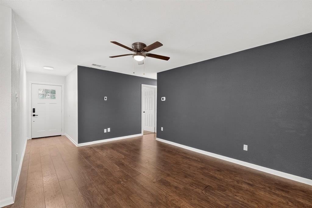 10332 Grabbs Ln - Photo 3 of 34