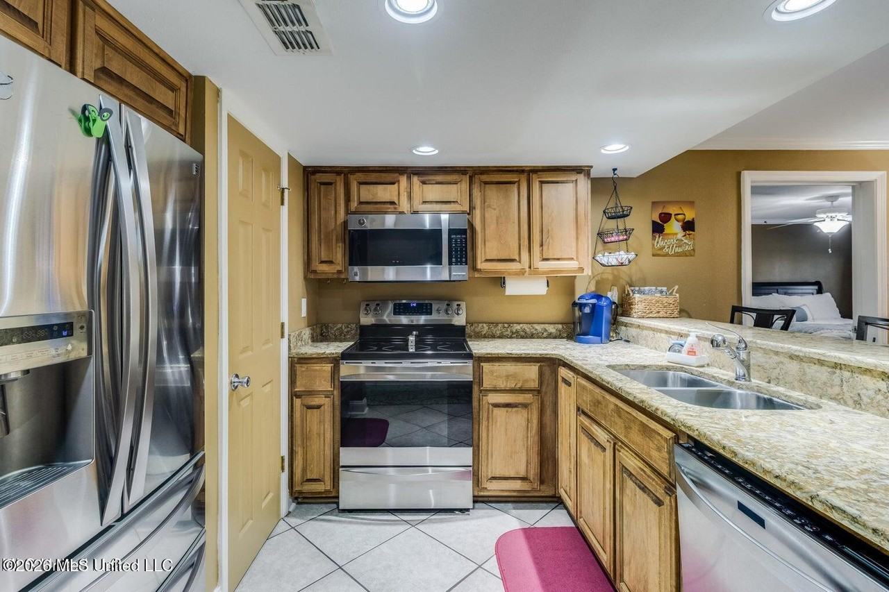 2046 Beach Blvd - Photo 4 of 23