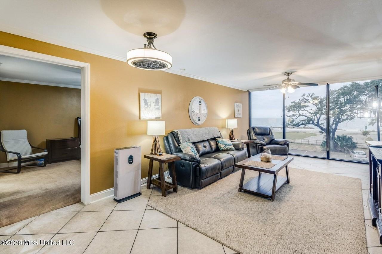 2046 Beach Blvd - Photo 7 of 23