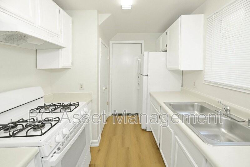 810 3rd St - Photo 5 of 30