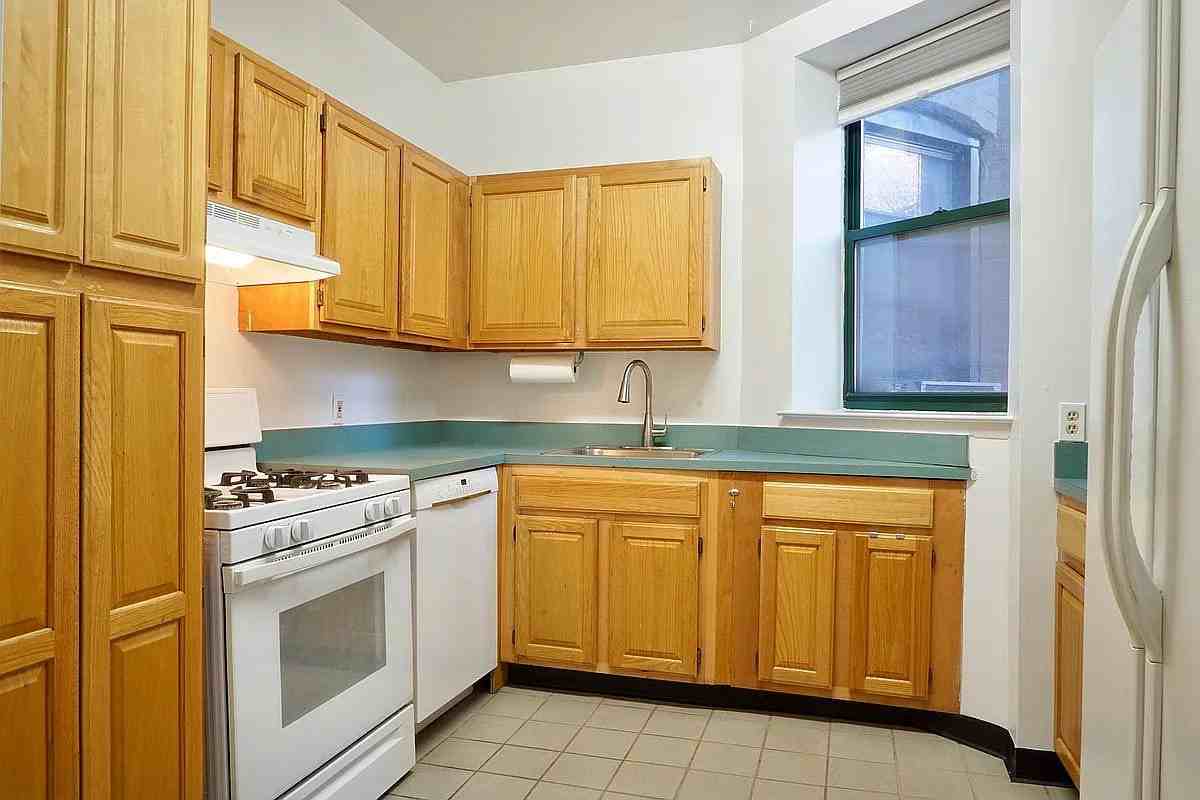 371 W 117th St - Photo 4 of 8