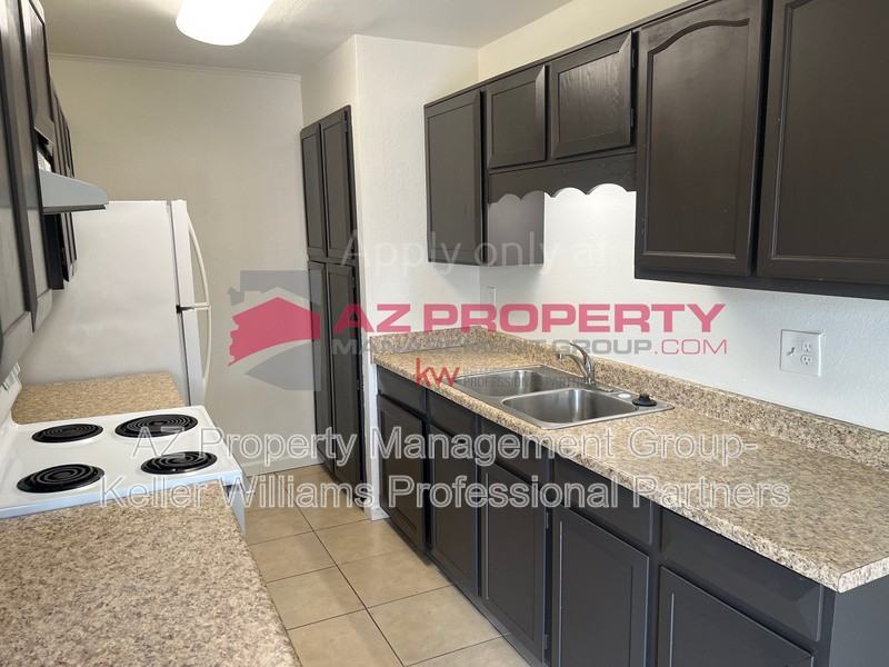 6033 W Golden Ln - Photo 4 of 12
