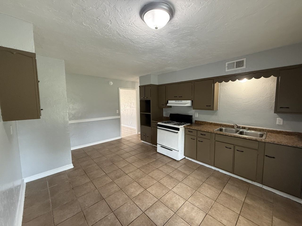 336 Nw 84th St - Photo 4 of 16