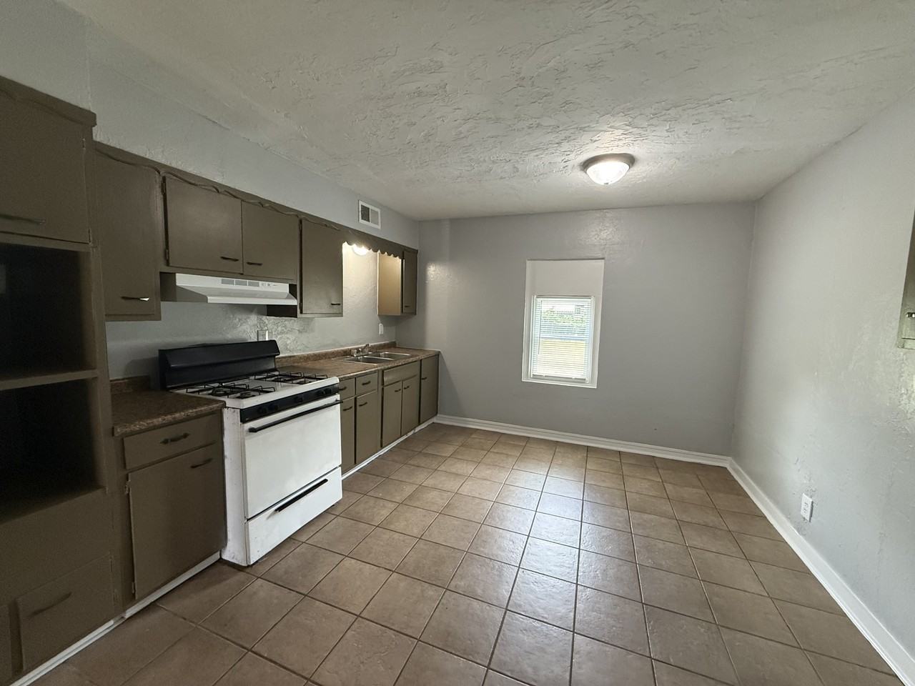 336 Nw 84th St - Photo 5 of 16