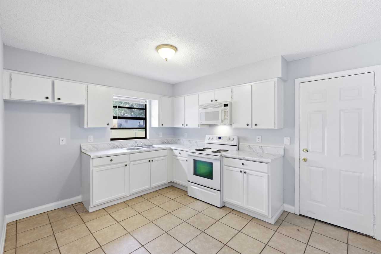 1725 Birchwood Cir - Photo 4 of 12