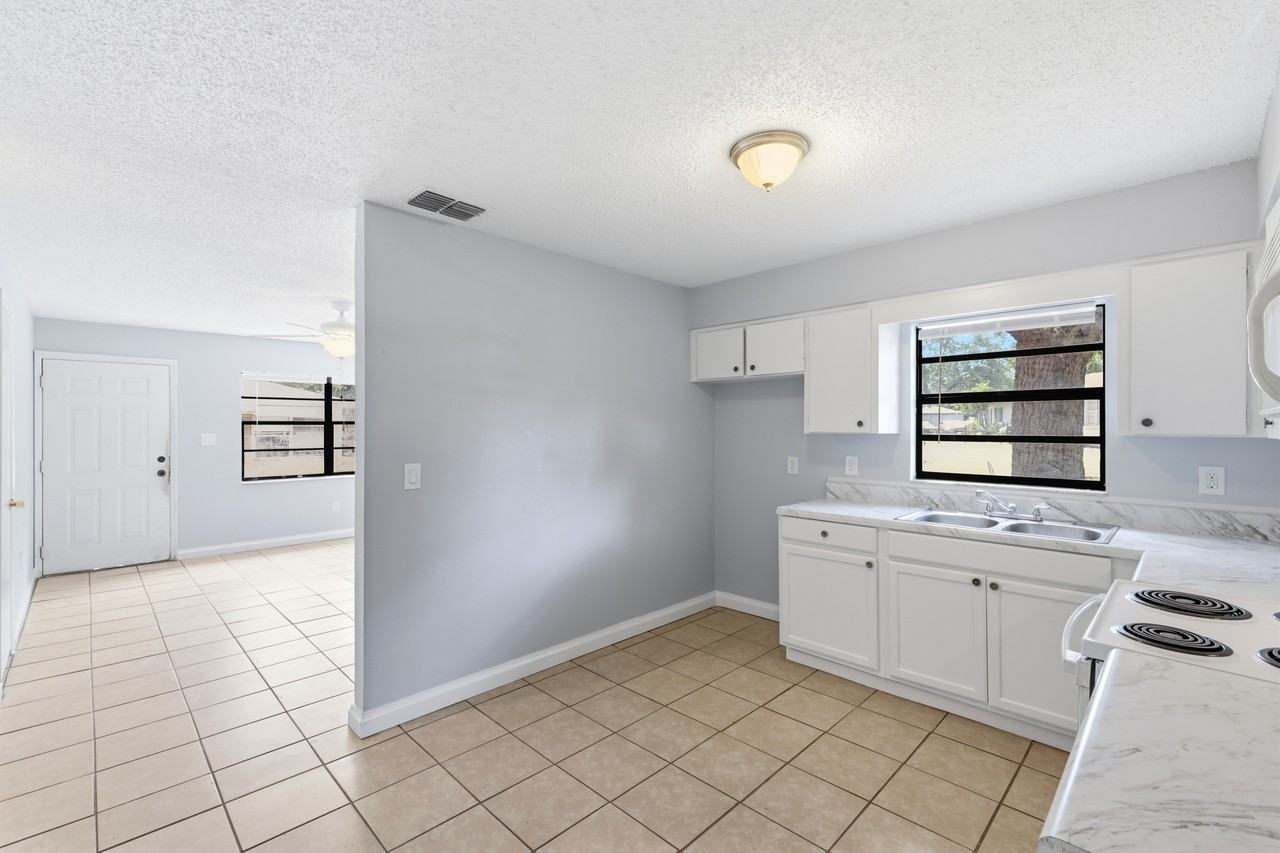 1725 Birchwood Cir - Photo 5 of 12