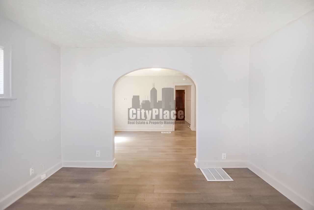 1465 W 34th St - Photo 6 of 15