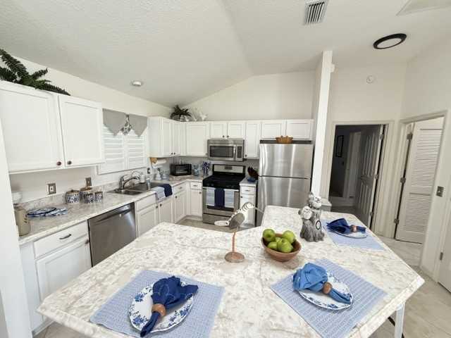 3024 Burbank Ln - Photo 6 of 28