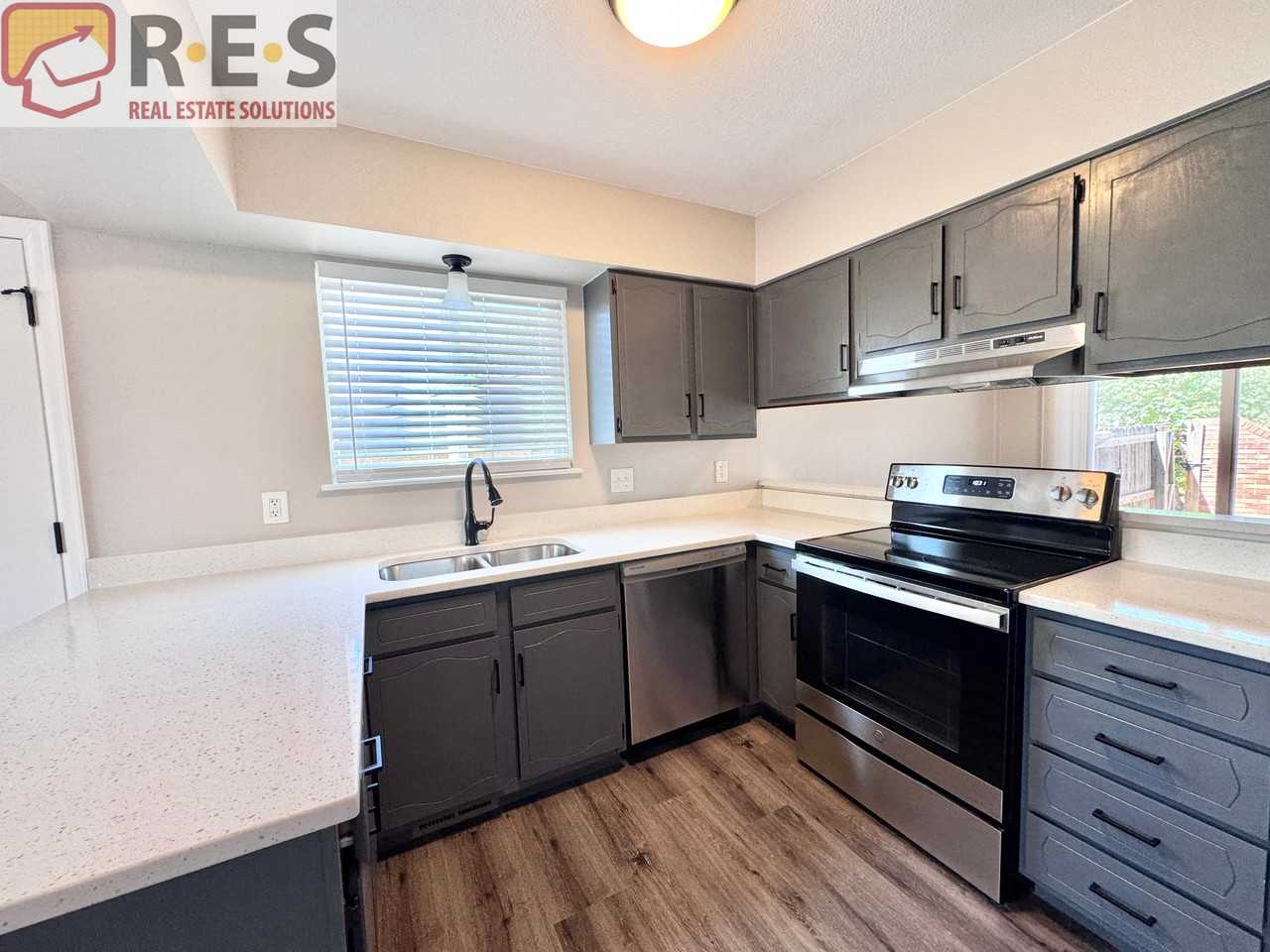 1330 Terry St - Photo 3 of 10