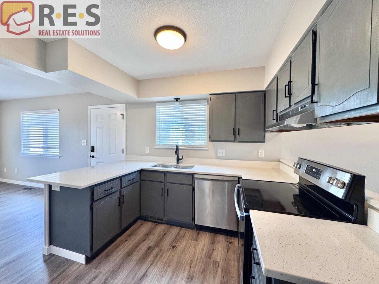 1330 Terry St - Photo 4 of 10