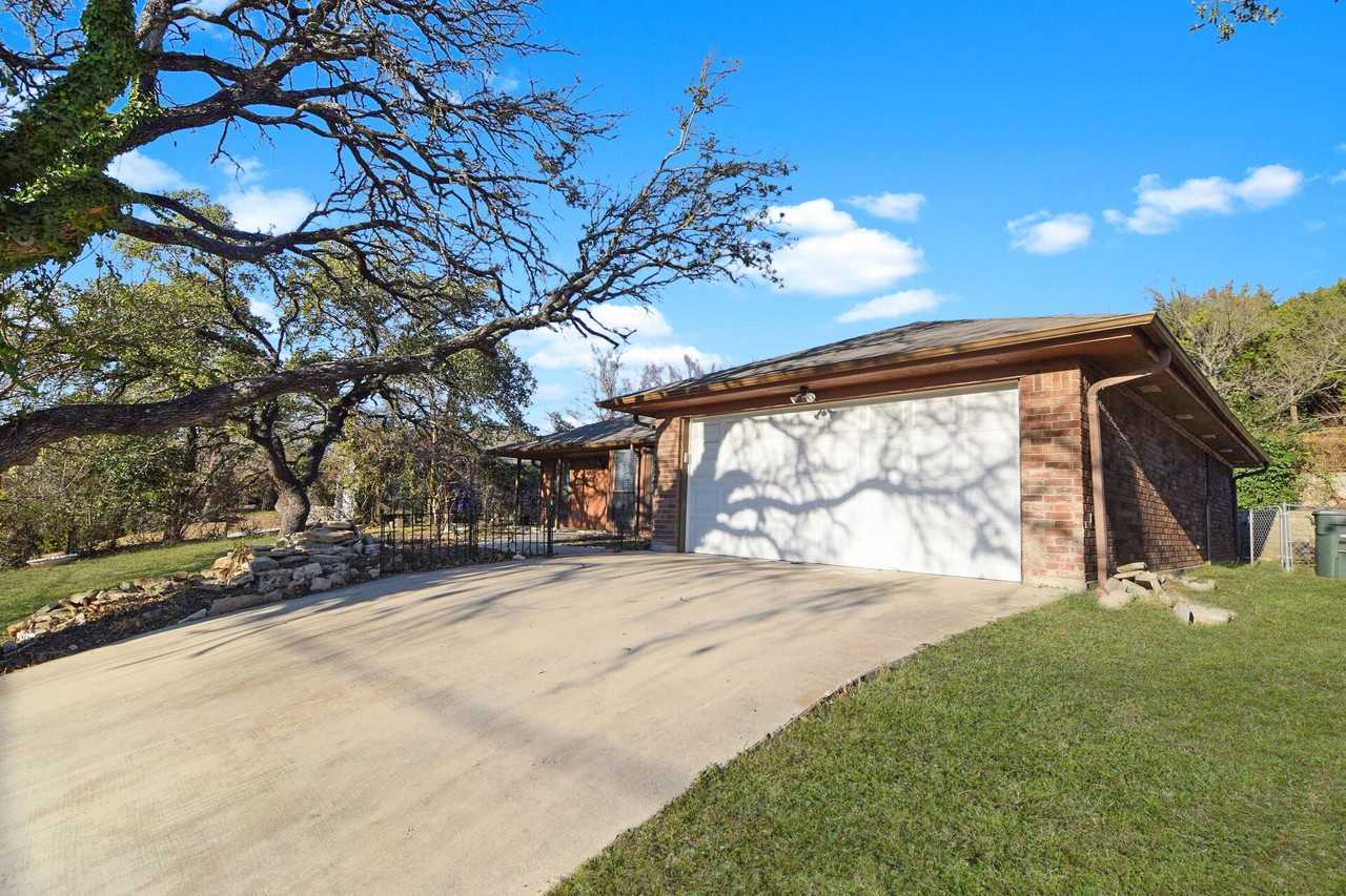 2213 Phyllis Dr - Photo 2 of 21
