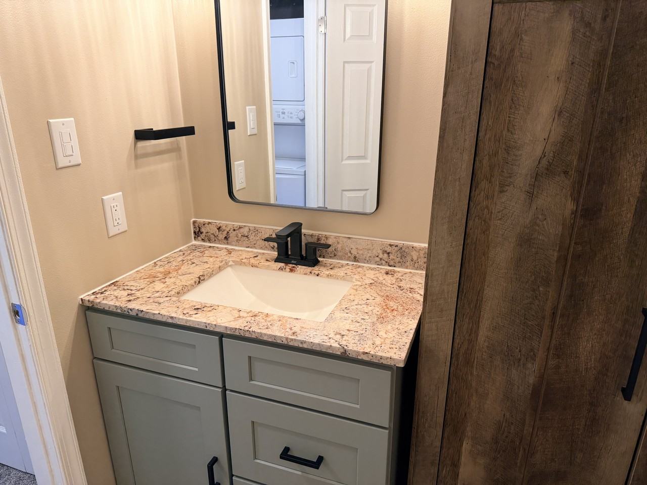 2408 Beacon Hill Dr - Photo 3 of 16