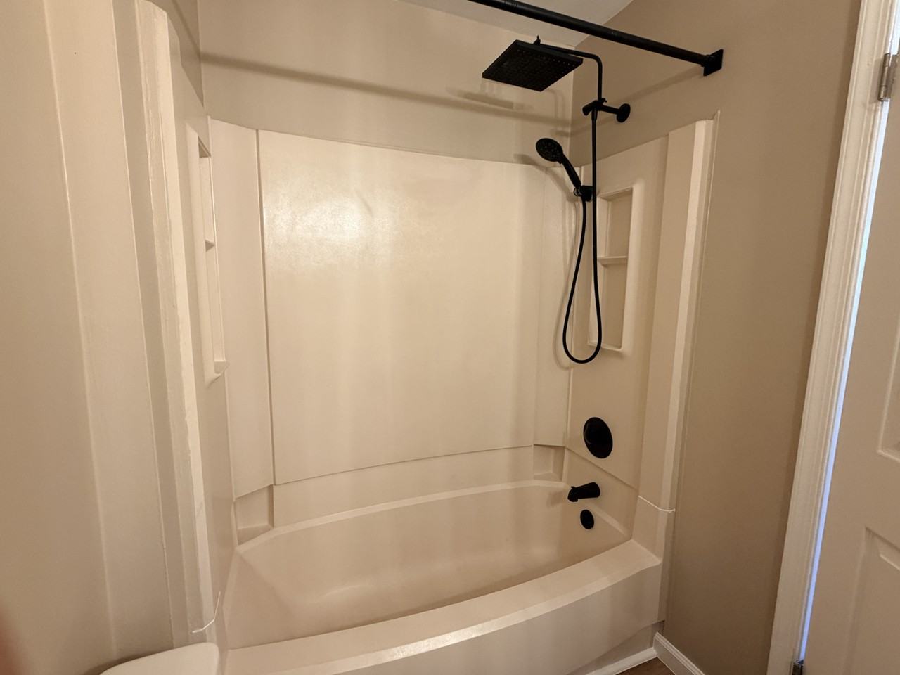 2408 Beacon Hill Dr - Photo 4 of 16