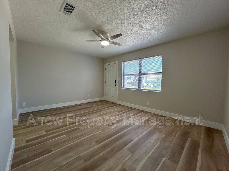 1218 S Jackson St - Photo 3 of 13