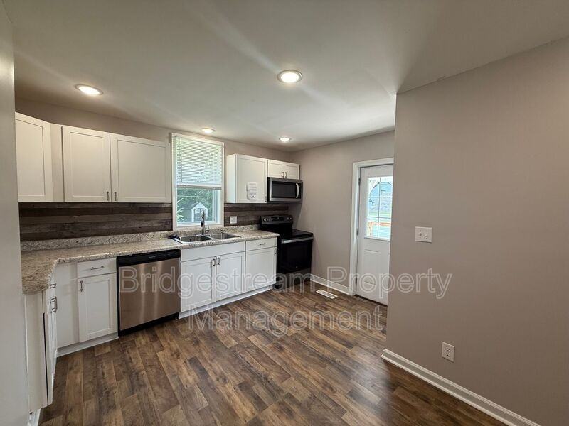 921 Kent Ln - Photo 2 of 10