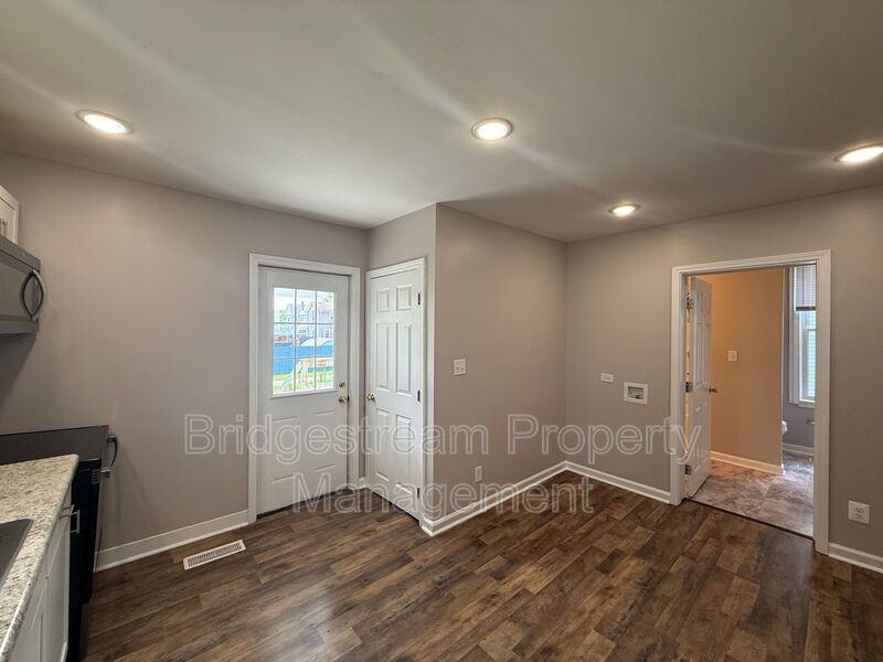 921 Kent Ln - Photo 3 of 10