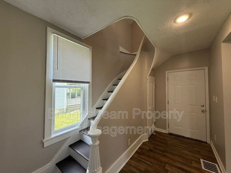 921 Kent Ln - Photo 4 of 10
