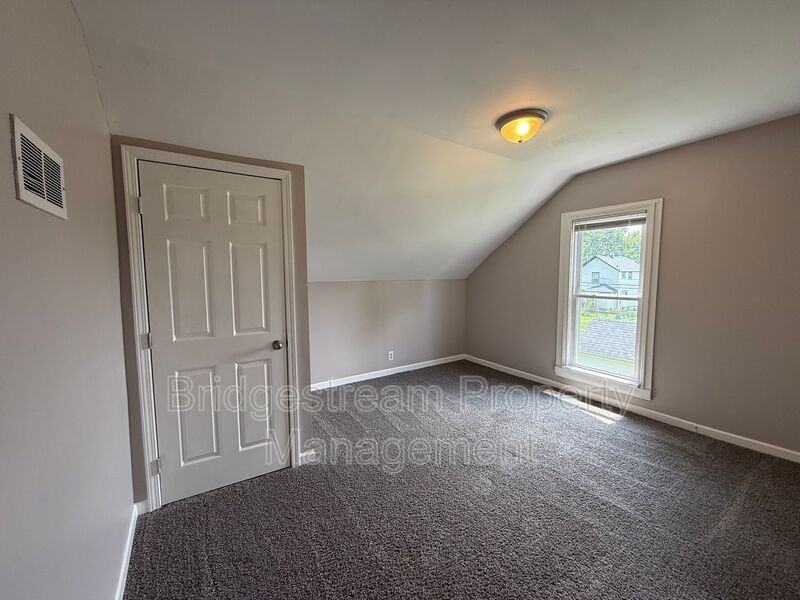 921 Kent Ln - Photo 6 of 10