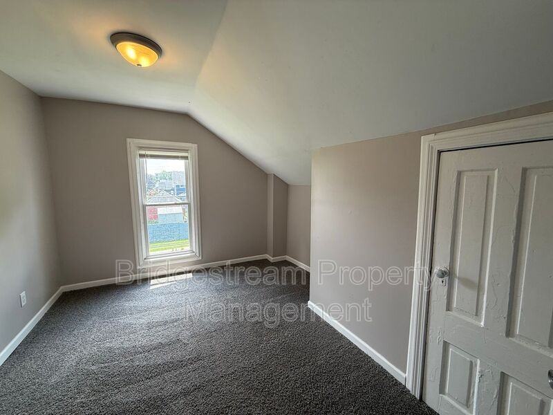 921 Kent Ln - Photo 7 of 10