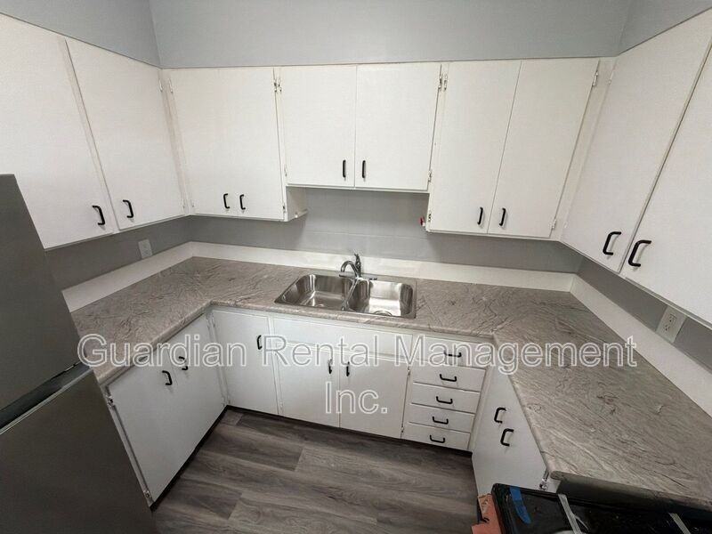 140 Frederica St E #3 - Photo 4 of 15