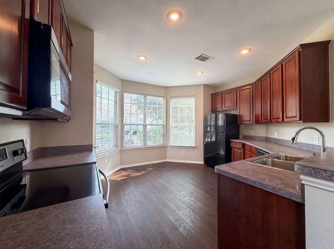 1414 Kingston Pl - Photo 3 of 15