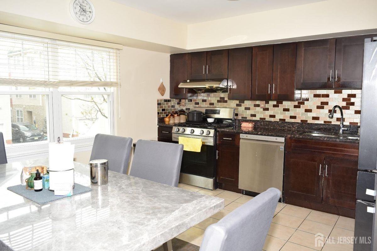 51 Larch St - Photo 7 of 32