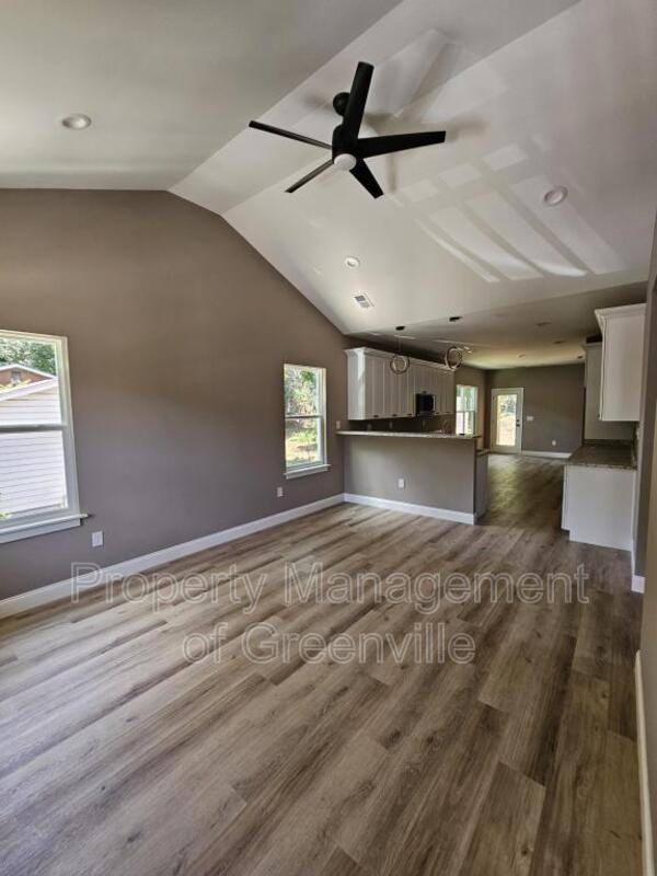 305 Appian Dr - Photo 4 of 19