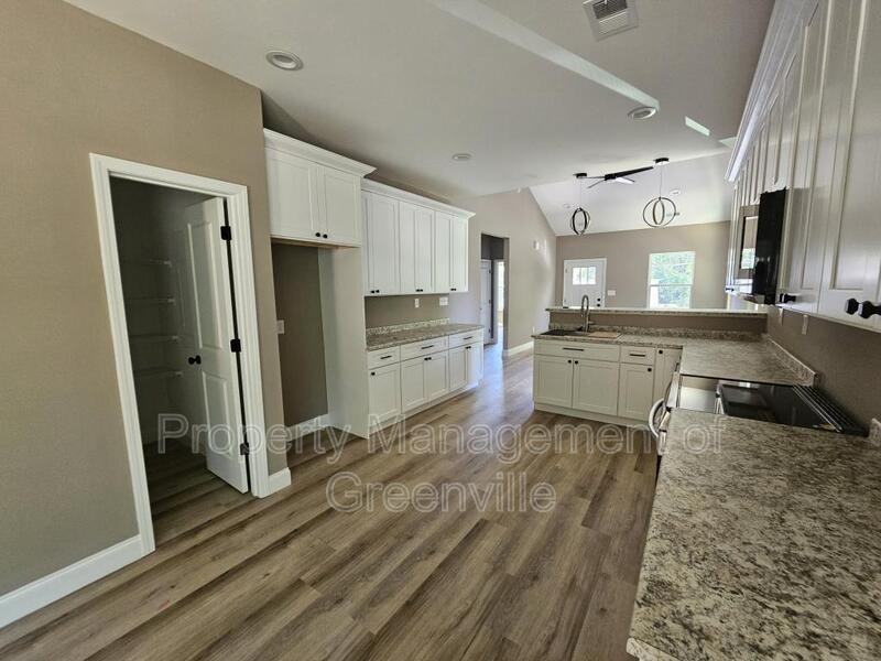 305 Appian Dr - Photo 7 of 19