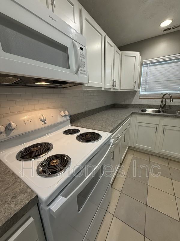 407 Ash St - Photo 4 of 23