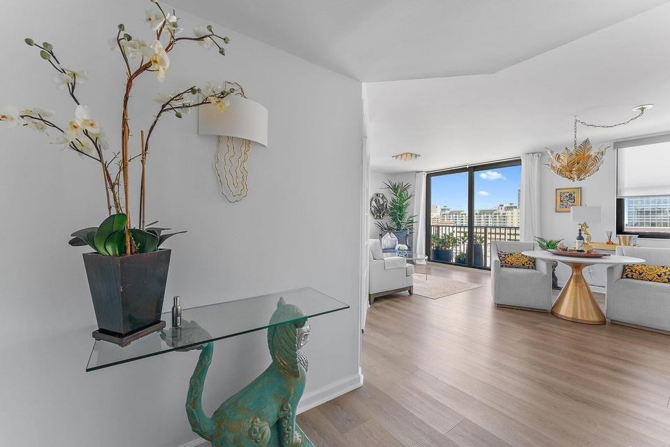 651 Okeechobee Boulevard - Photo 4 of 8