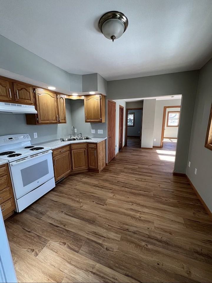 613 E 9th St - Photo 2 of 11