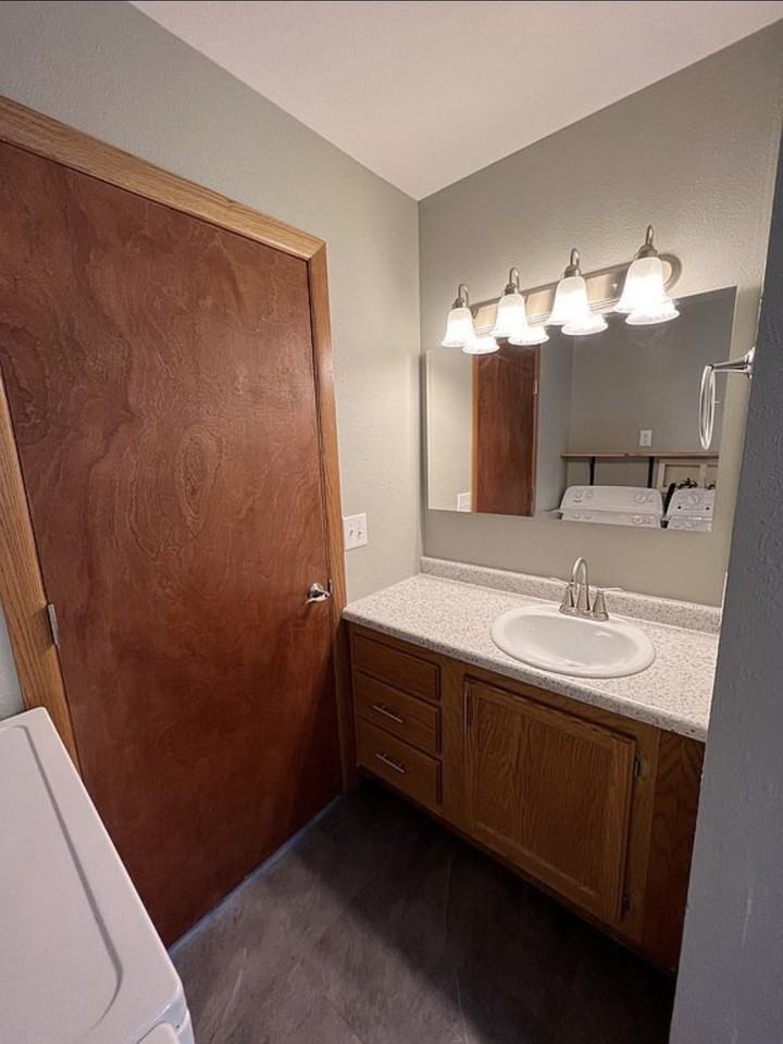 613 E 9th St - Photo 3 of 11
