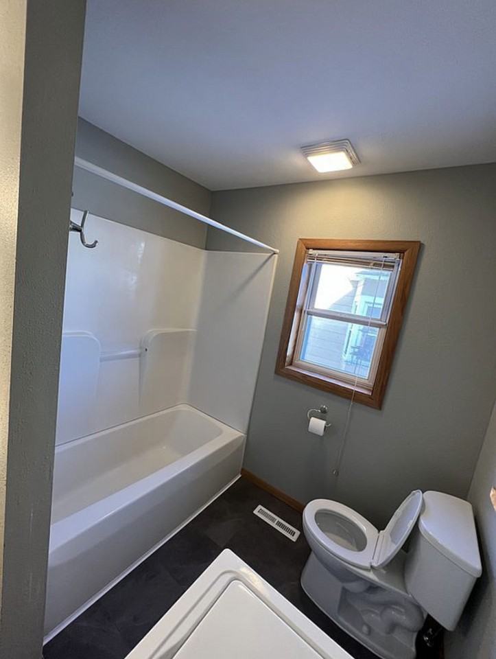 613 E 9th St - Photo 4 of 11