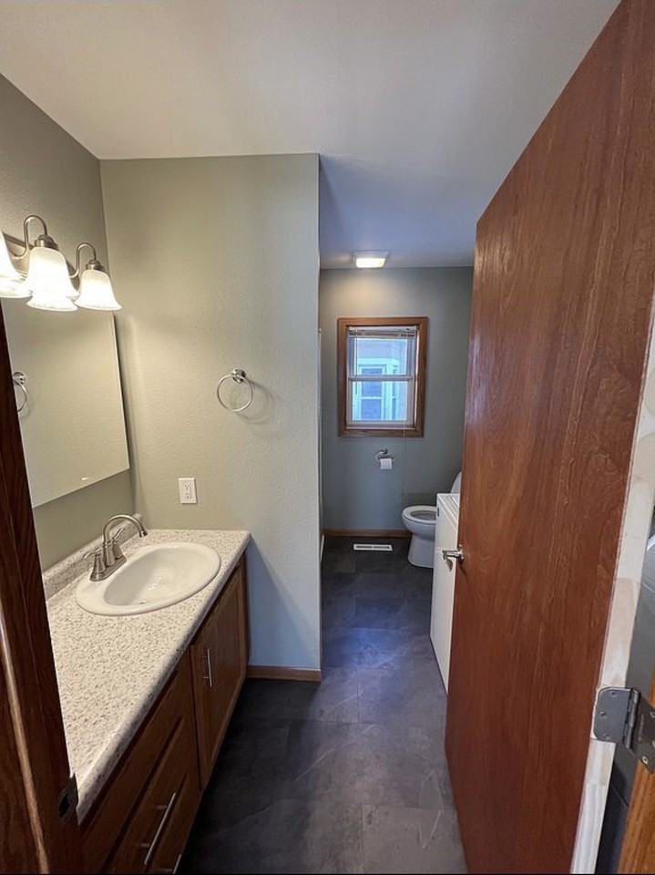 613 E 9th St - Photo 5 of 11
