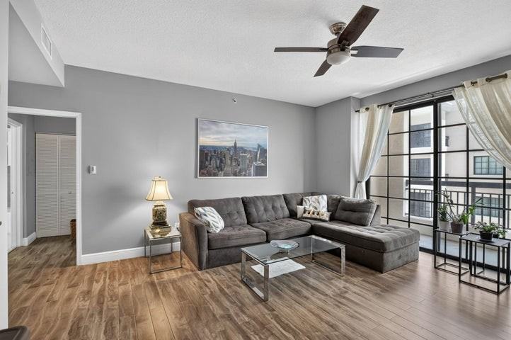 233 South Federal Highway - Photo 2 of 8