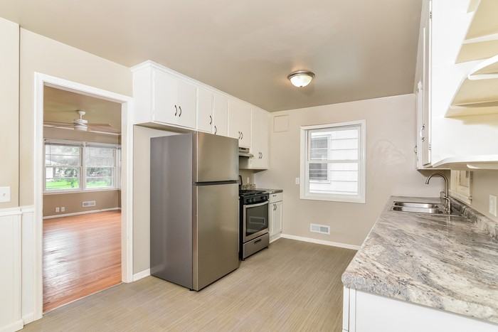 5115 Vincent Ave N - Photo 7 of 15