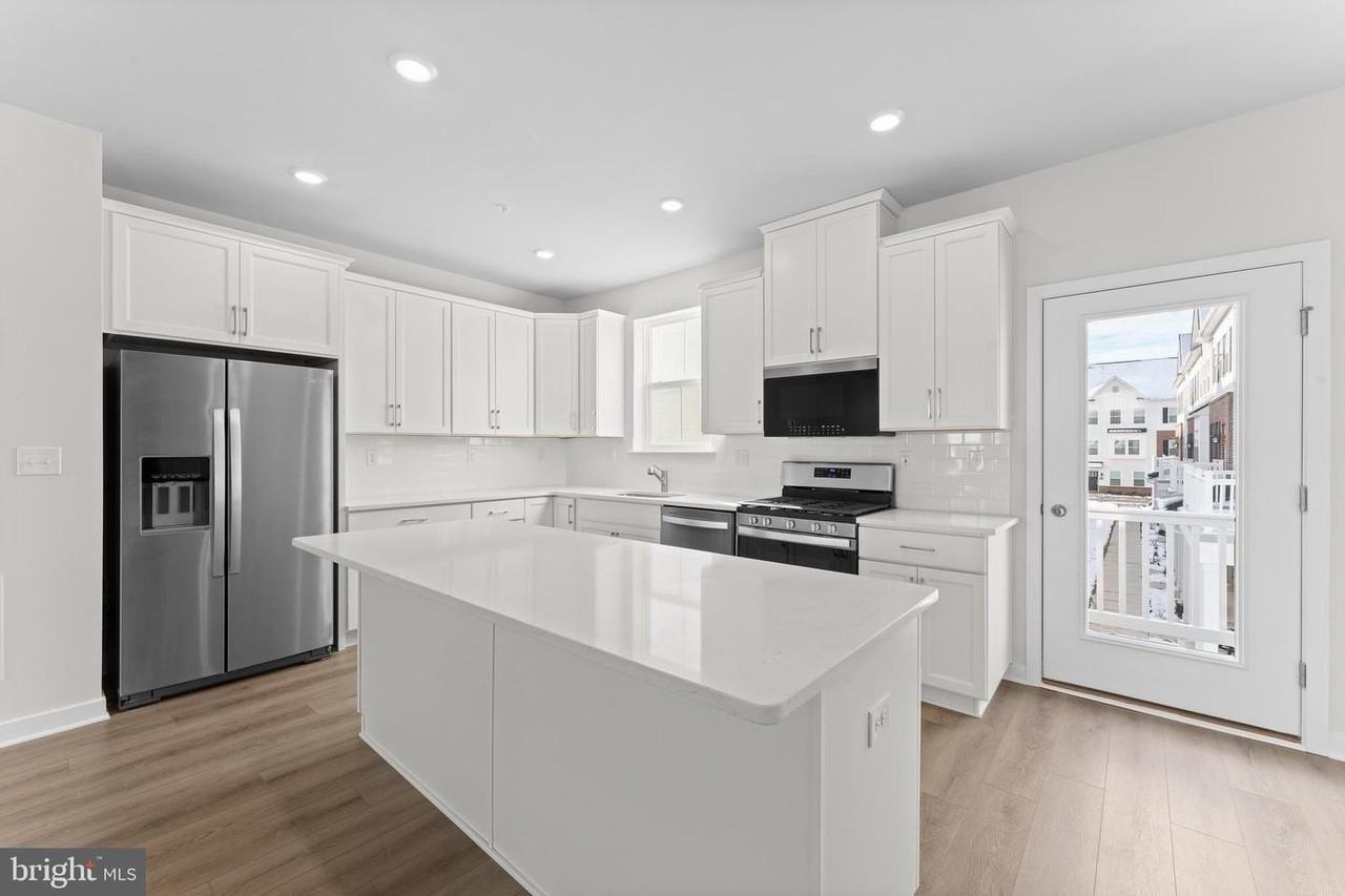 56 Continental Way - Photo 6 of 30