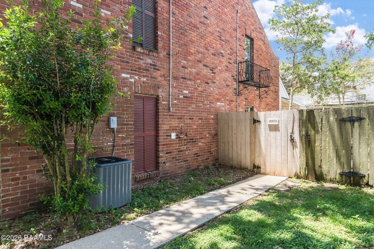 200 Curtis St #D - Photo 3 of 18