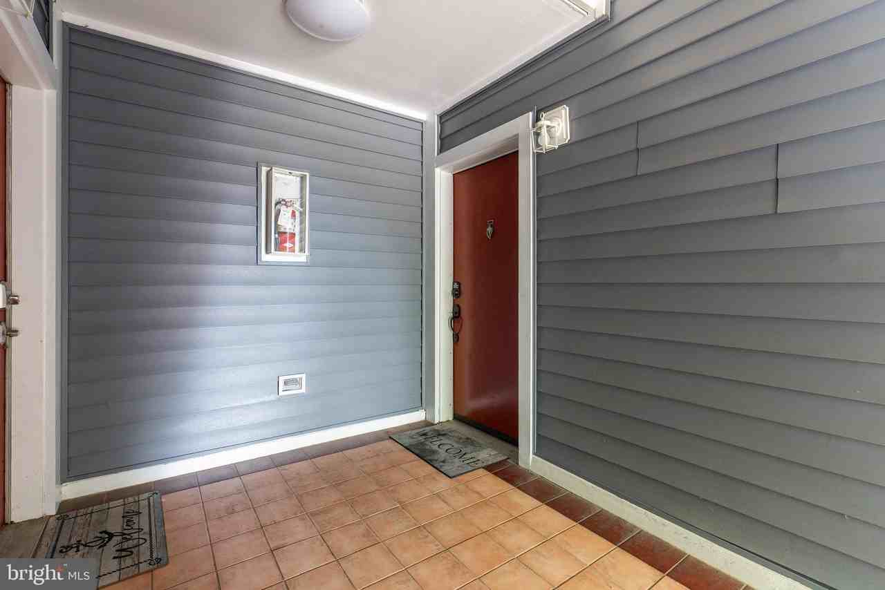 1134 Lake Heron Dr #1B - Photo 4 of 33