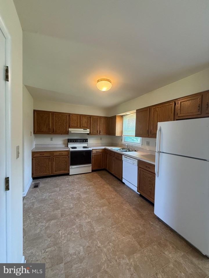 7110 Sharon Rd - Photo 5 of 19