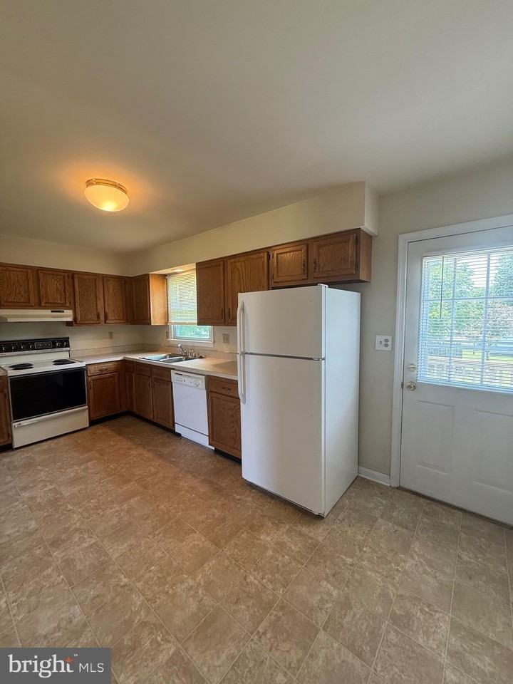 7110 Sharon Rd - Photo 6 of 19
