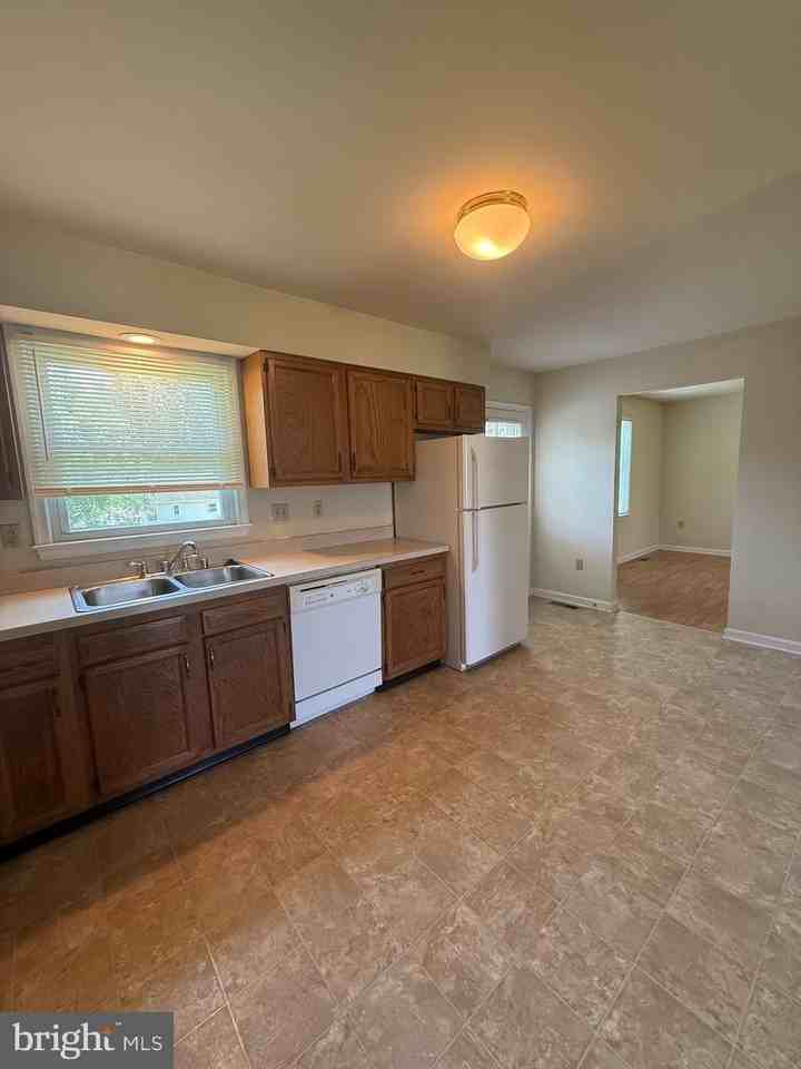 7110 Sharon Rd - Photo 7 of 19