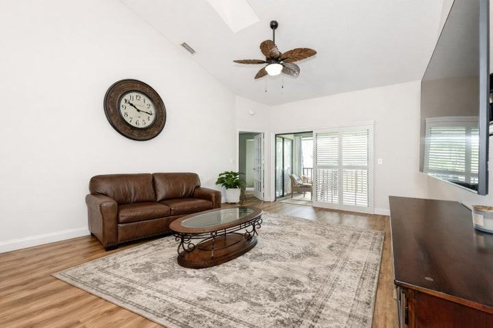 805 Harbour Pointe Way - Photo 3 of 8