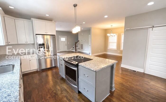 2115 Burns St - Photo 3 of 23