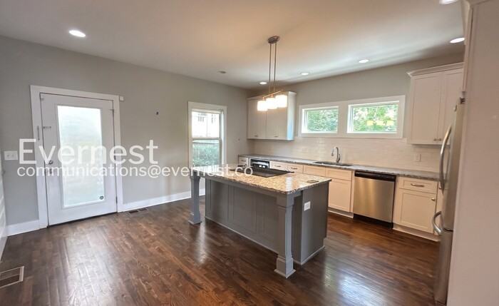 2115 Burns St - Photo 4 of 23