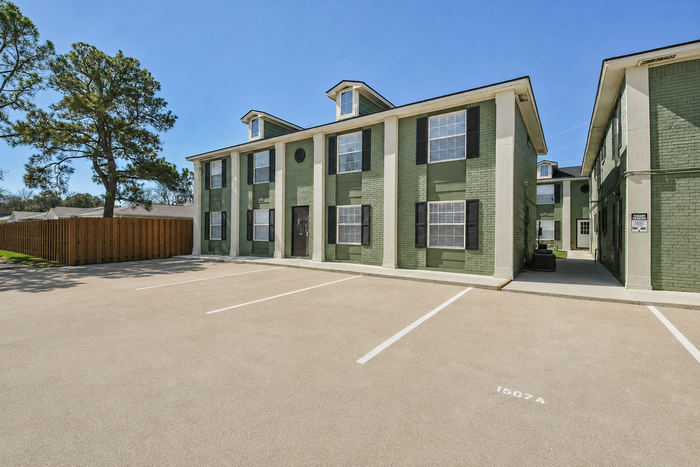 1512 Broadmoor Dr #B - Photo 4 of 24