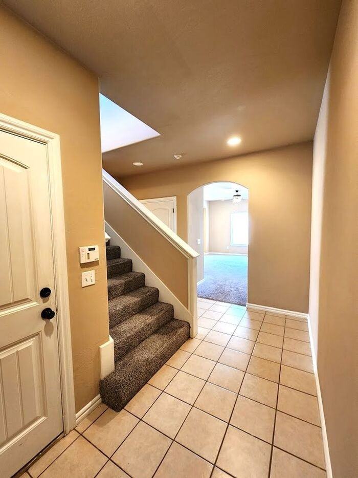 13705 Oxford Dr - Photo 3 of 40