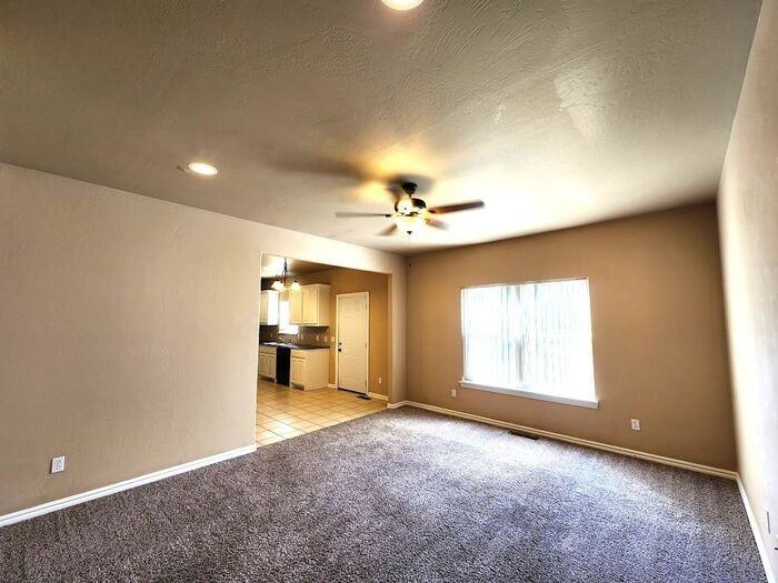13705 Oxford Dr - Photo 4 of 40