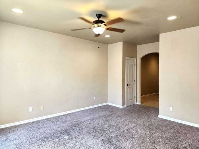 13705 Oxford Dr - Photo 5 of 40